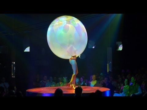 Absinthe in Las Vegas – Raunchy Humor, Burlesque, Amazing Acrobatic Performances, and Much More…