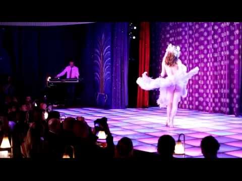 Sucre d'Orge Burlesque Feather Fan Dance – La Nouvelle Eve, Paris