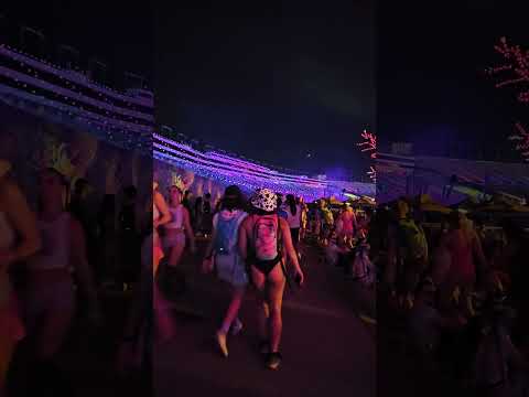 #electricdaisycarnival crowed walk #edc #lasvegas
